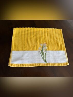 Croft & Barrow Yellow Floral Embroidered Cotton Hand Towel 17x24